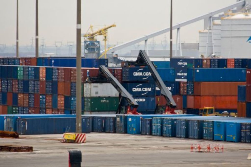 港口集装箱货柜，Shipping containers