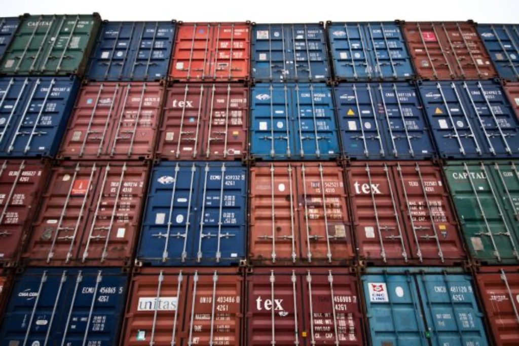 货柜码头，Multicolored containers