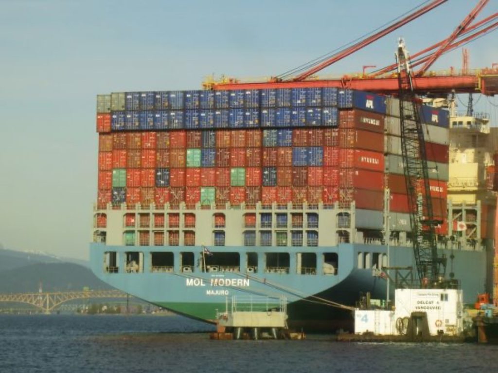 货柜码头，Enormous container ship