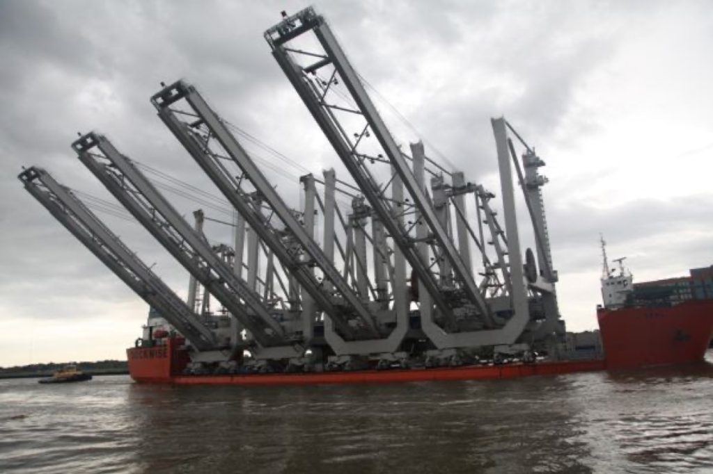 货柜码头,Massive Cargo Ship Delivers Cranes to Savannah Port