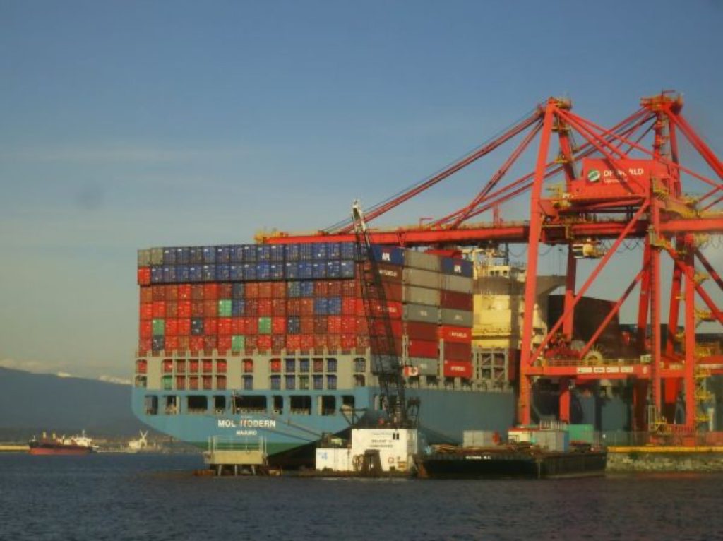 货柜码头，Container ship unloading in Vancouver