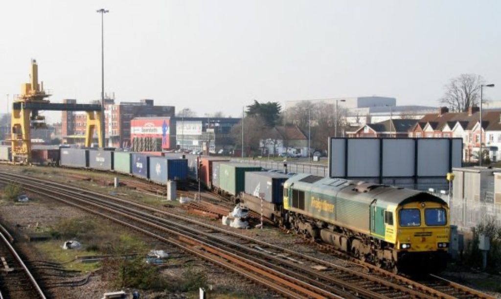 集装箱堆场,66 589 Shunts 4M99 into Millbrook container Terminal, Southampton