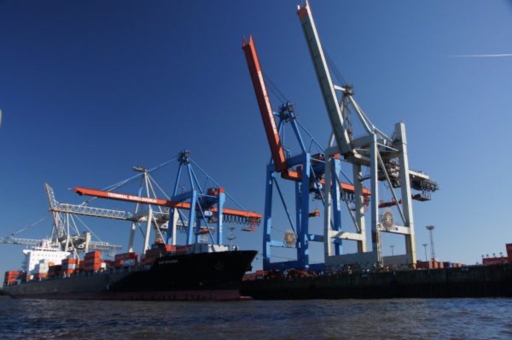 集装箱堆场，container terminal