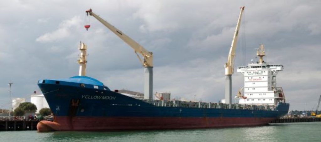 码头货柜船，Yellow Moon container ship docked in Auckland harbour