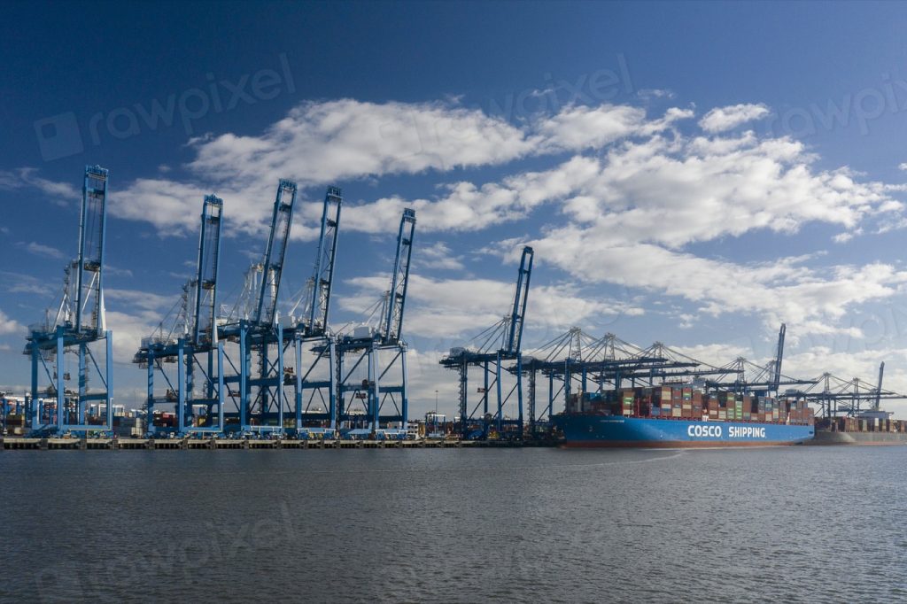 码头货柜船,Two container ships docked at the Wando