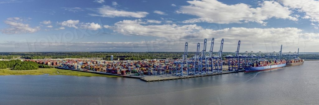 码头货柜船，Two container ships docked at the Wando