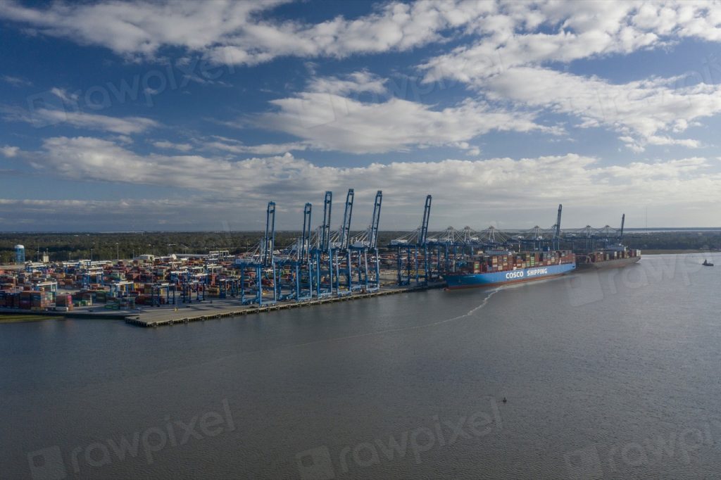 码头货柜船，Two container ships docked at the Wando