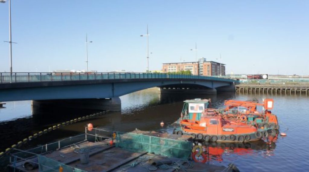 码头货柜船，Belfast