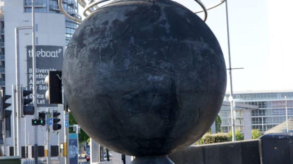 码头货柜船,Belfast - Base Of The Ring Of Thanksgiving