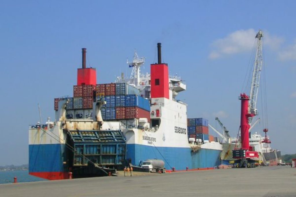 货柜装卸,Santo Tomas - Container Ship in Port