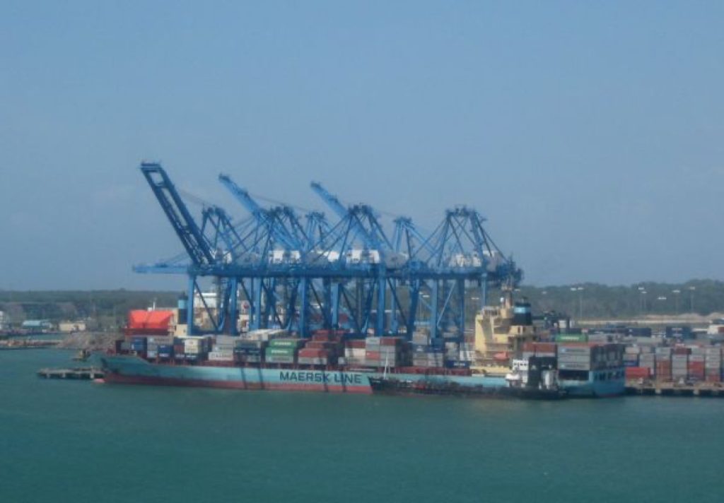 货柜装卸，Colon - Maersk Ship in Container Port