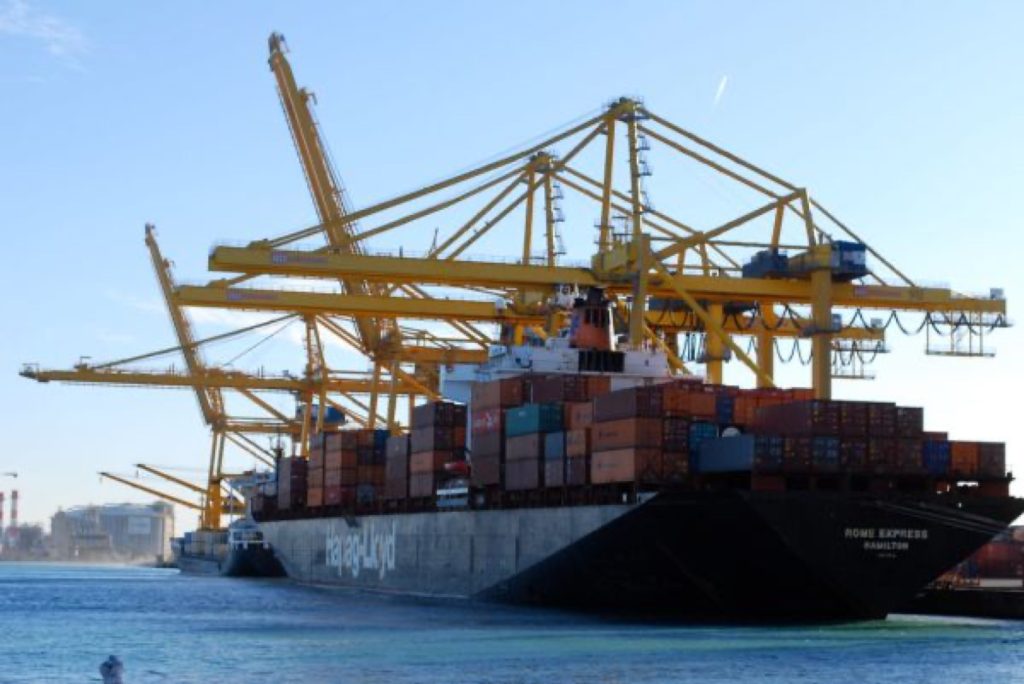 货柜装卸,Loading of a ship in Barcelona port