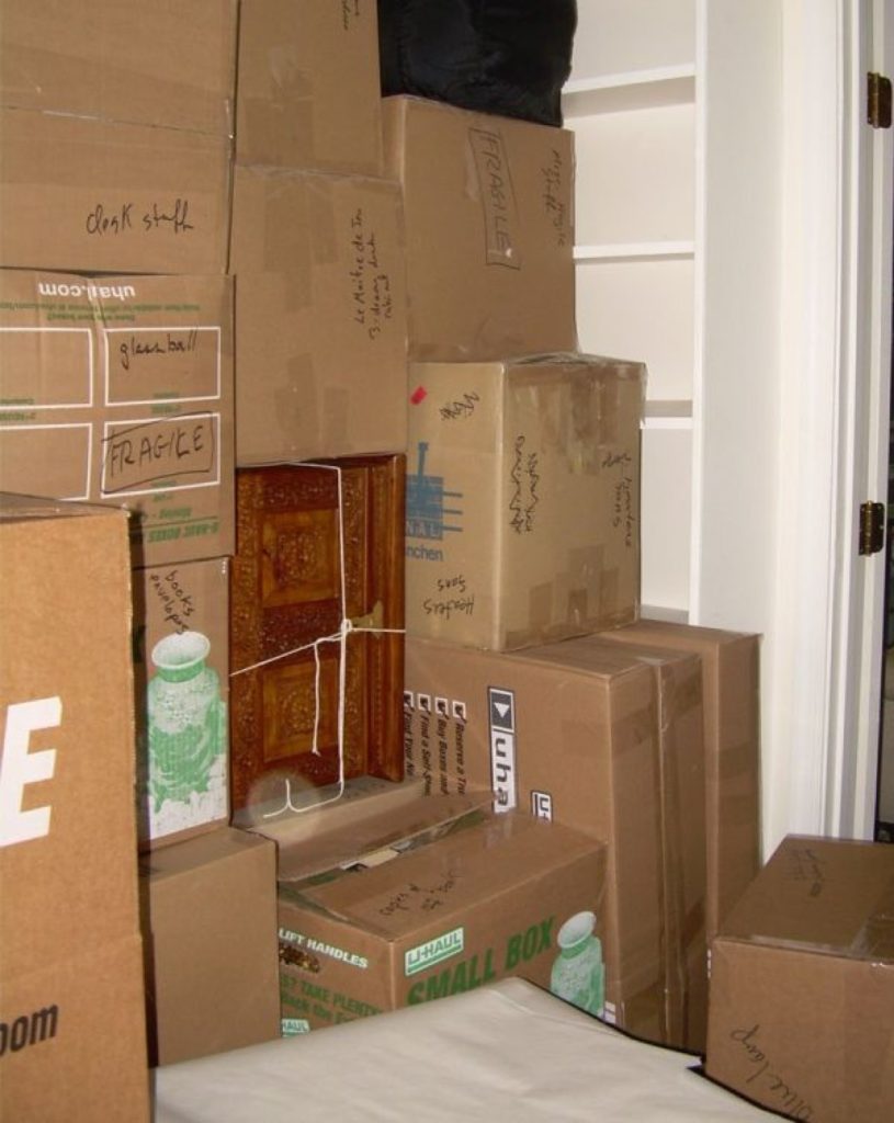 仓库纸箱，packing up