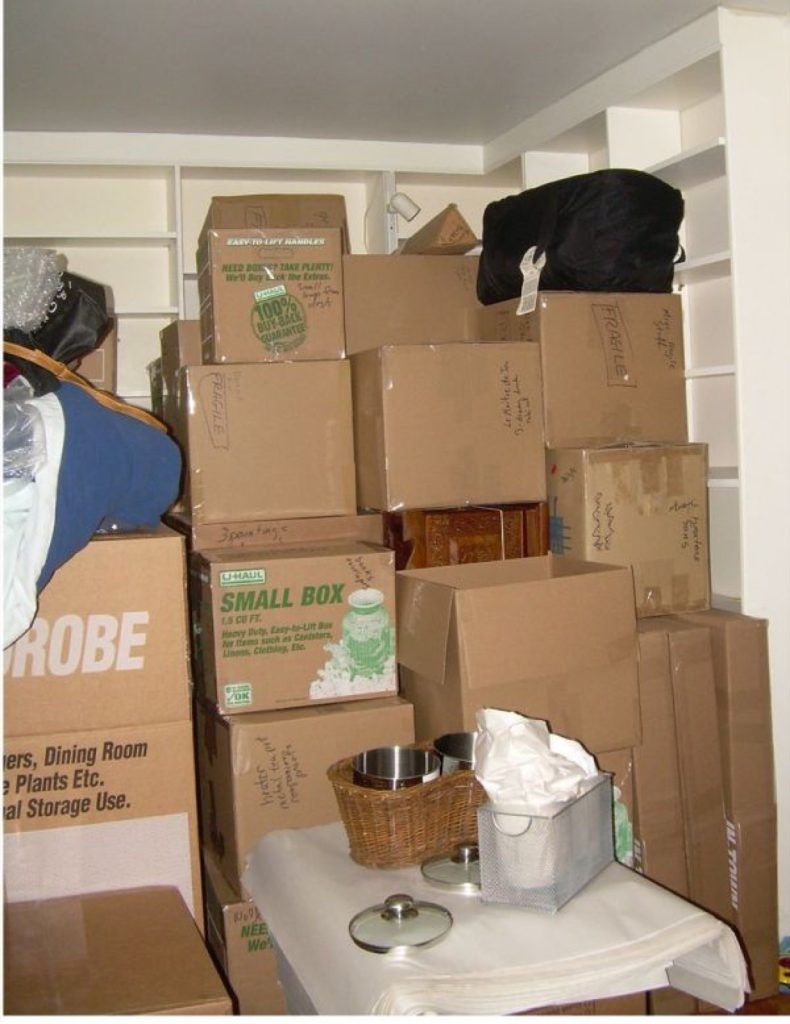 仓库纸箱，packing up
