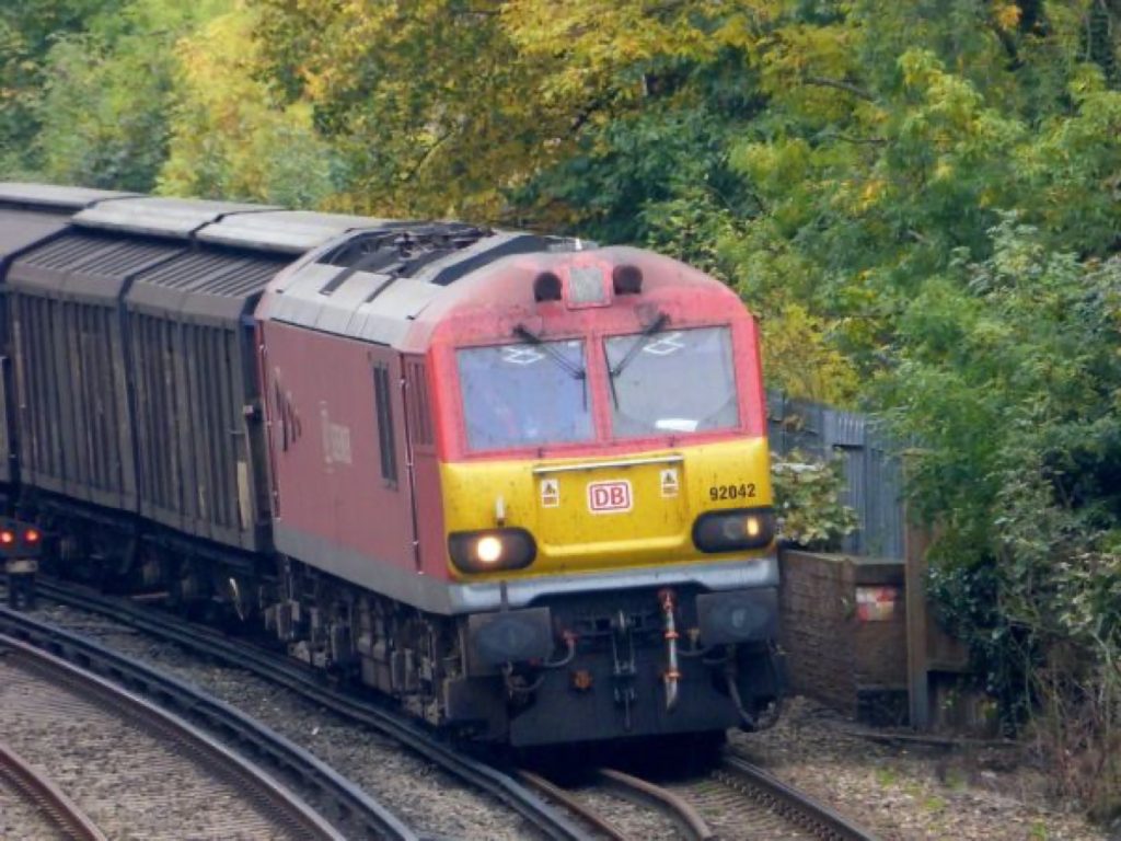 货运仓库，92042 Dollands Moor to Wembley 6B20 (6B41) eau minerale Danone bottled mineral water (Evian, Volvic, Perrier) from