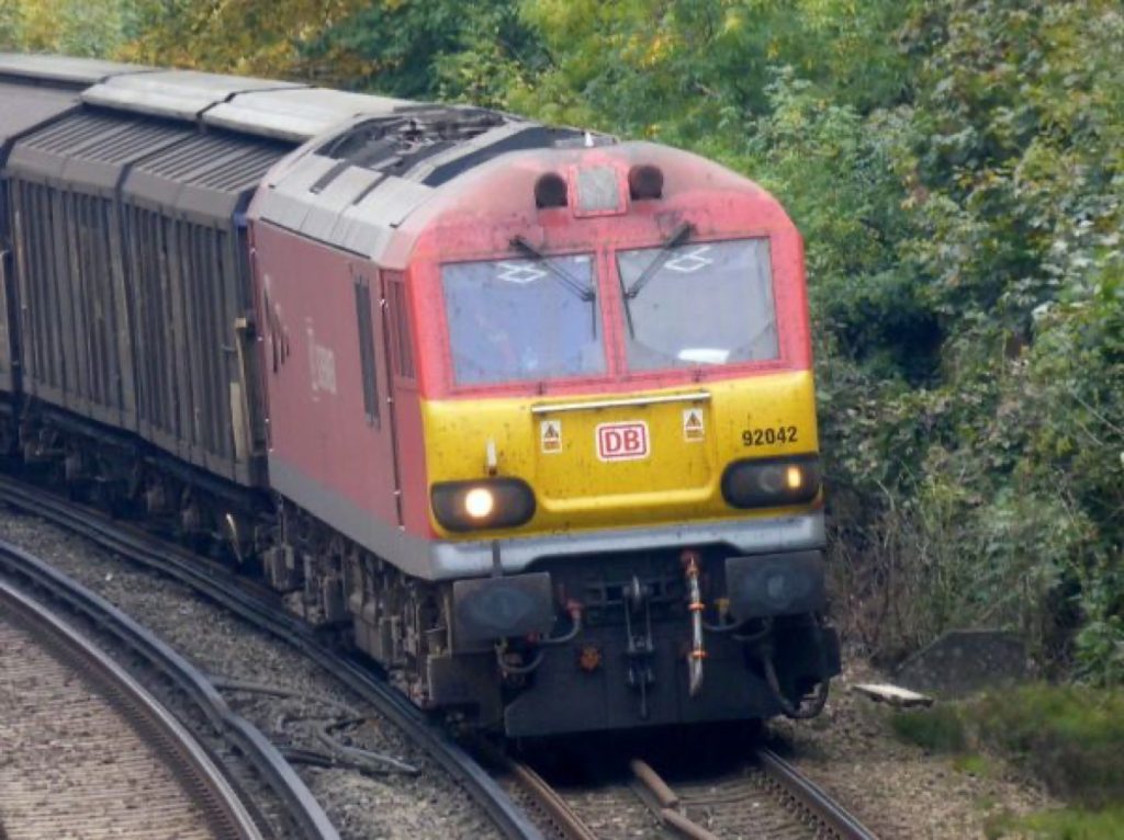 货运仓库，92042 Dollands Moor to Wembley 6B20 (6B41) eau minerale Danone bottled mineral water (Evian, Volvic, Perrier) from