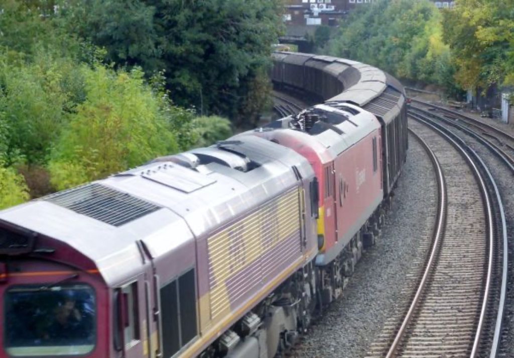 货运仓库，66075 drags 92016 and 6B20 Dollands Moor to Wembley (6B41) eau minerale Danone bottled mineral water (Evian, Volvic