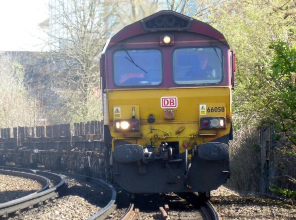 装货月台，66058 Dollands Moor to Scunthorpe 4E32 empty steel from Ebange