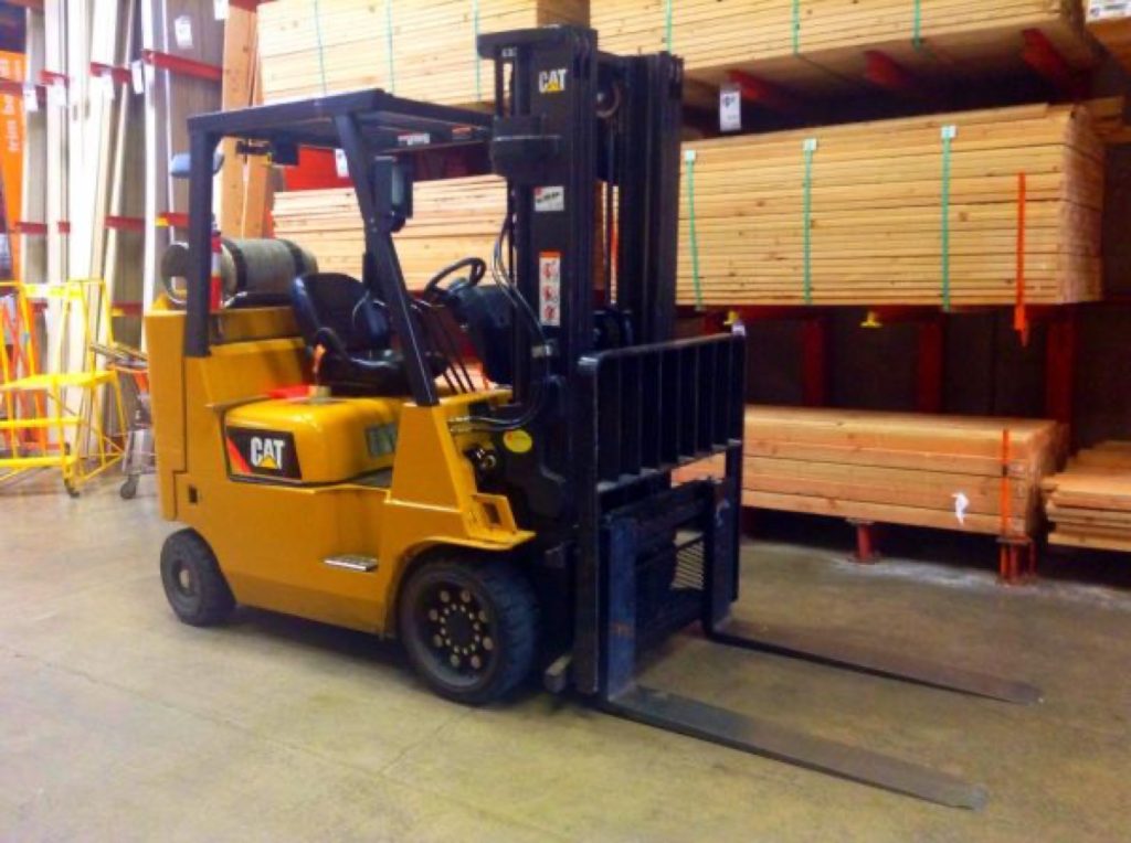 物流仓库，Caterpillar Forklift