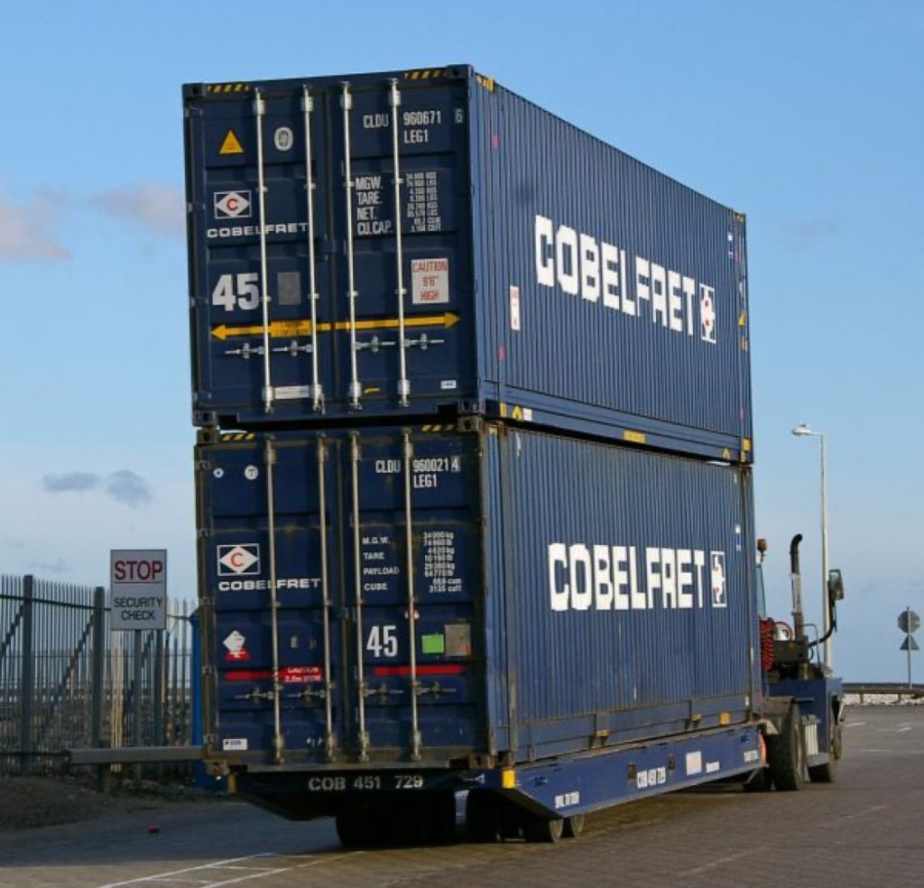 物流仓库，Moving Containers at Humber Sea Terminal