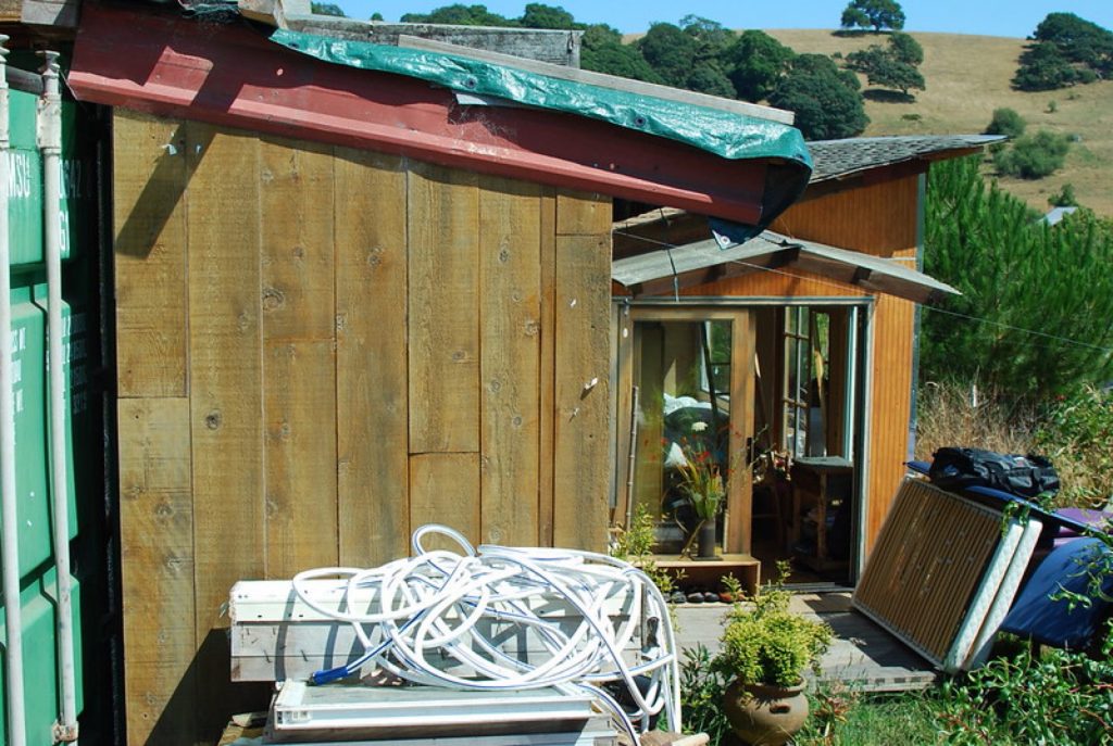 港口集装箱货柜，the restroom (in front) sits between both buildings, the shipping container (left) and the dorm house (right bac