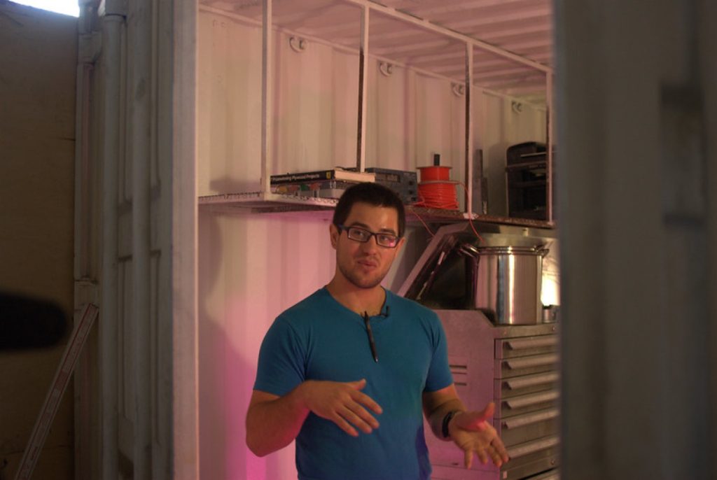 港口集装箱货柜，inside the shop-in-a-box, the cnc factory inside a shipping container