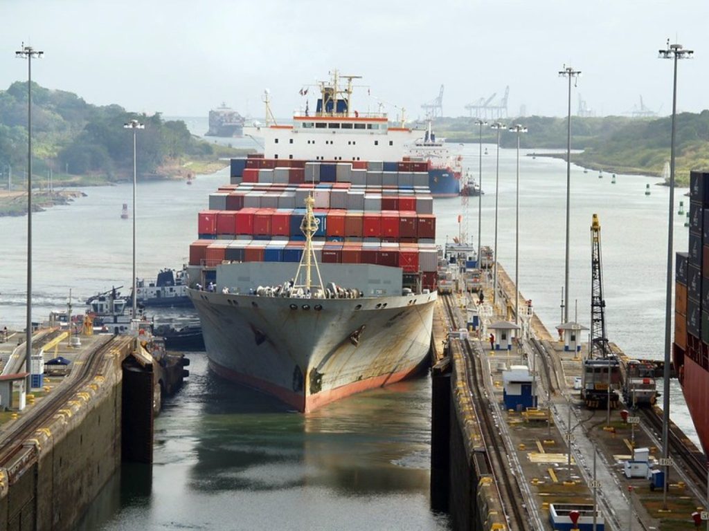 货柜码头,Cosco container ship in Panama canal