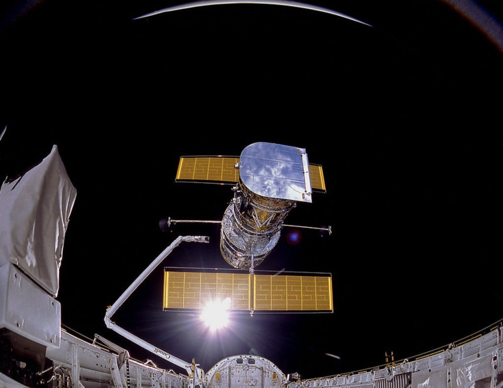 货柜码头,Deployment of the Hubble Space Telescope