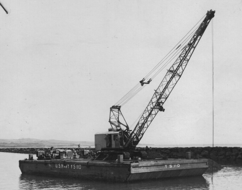 货柜码头，Crane and Pontoon used as Dredger
