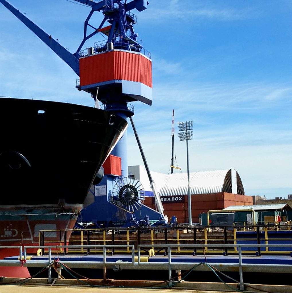 码头货柜船,Metal roofing system shipping yard