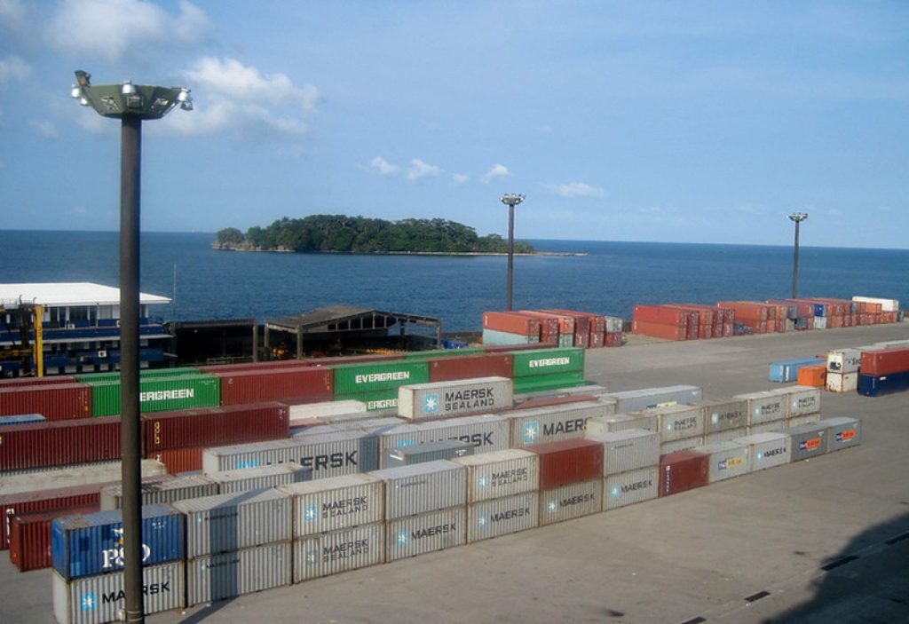 码头货柜船，Limon - Containers and Isla Uvita from Ship