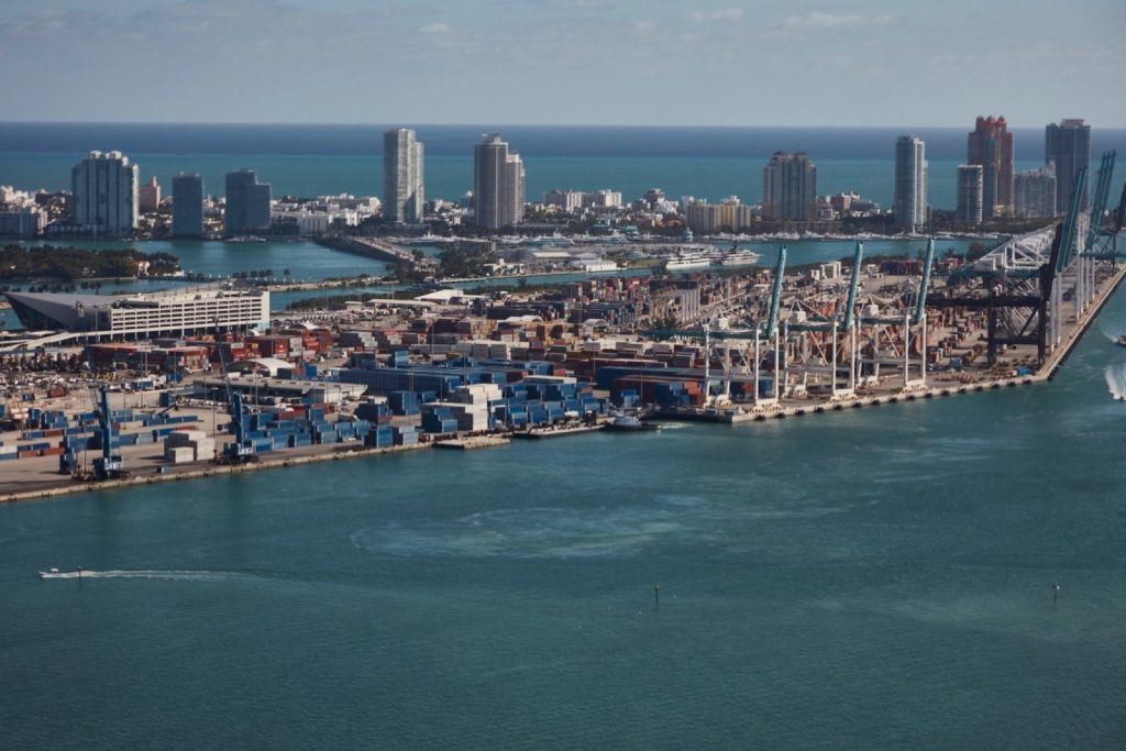 港口集装箱货柜，Aerial view shipping-container port Miami