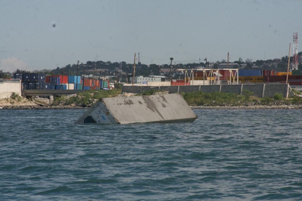 港口集装箱货柜，Shipping container floating off Port-au-Prince 2010-01-13.jpg