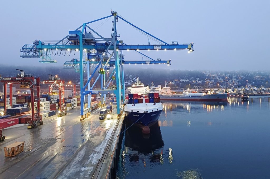集装箱堆场，Container terminal Oslo.jpg