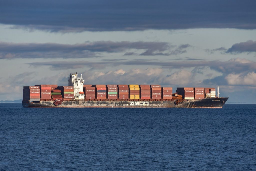 货柜船,2021-11-19 Damaged container ship, MV ZIM KINGSTON - IMO 9389693.jpg