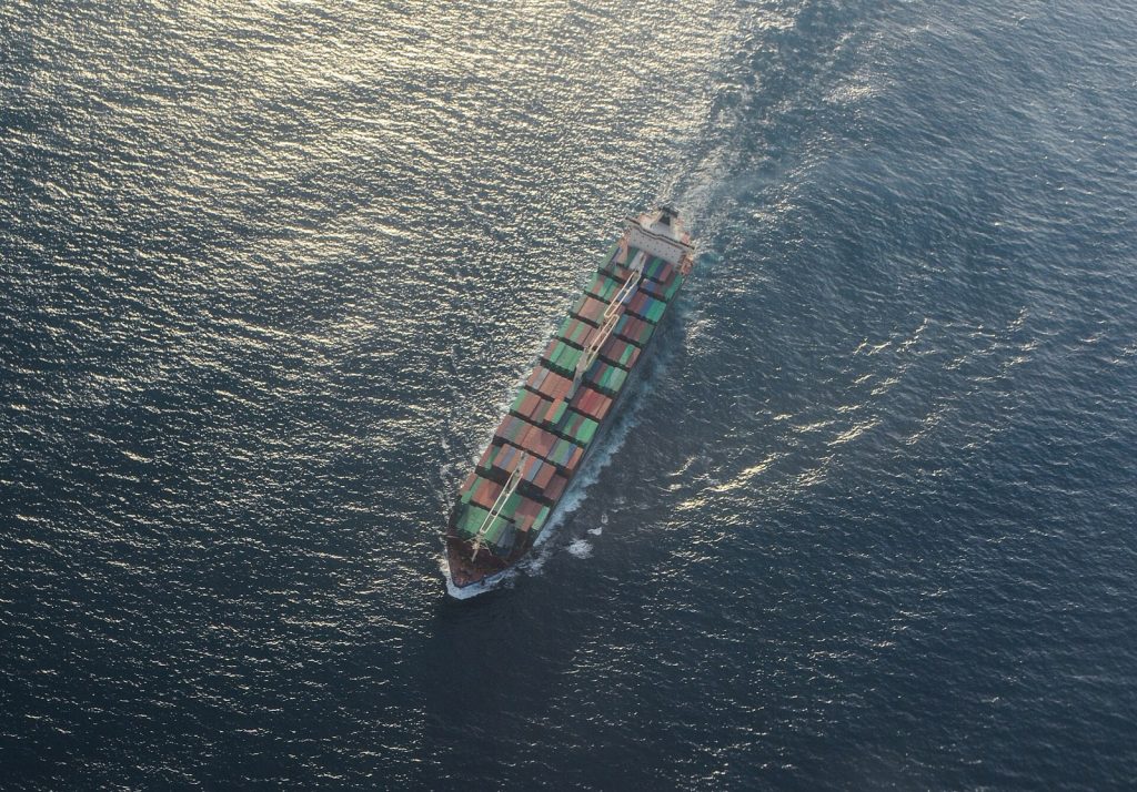 货柜船，Aerial photograph of a cargo ship.jpg