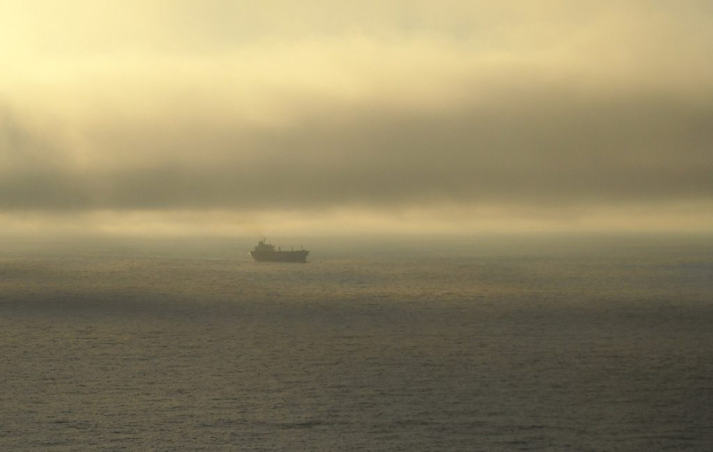货柜船，Container Ship below fog. (2897397878).jpg