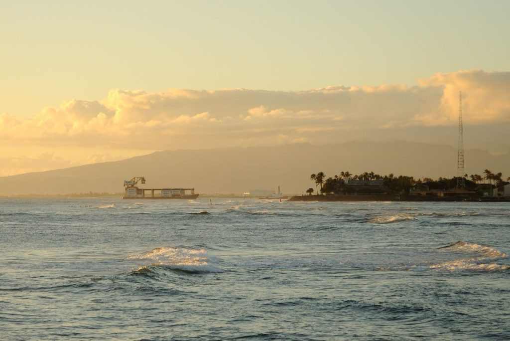 货柜船,Container Ship pulling into Honolulu (5318008892).jpg