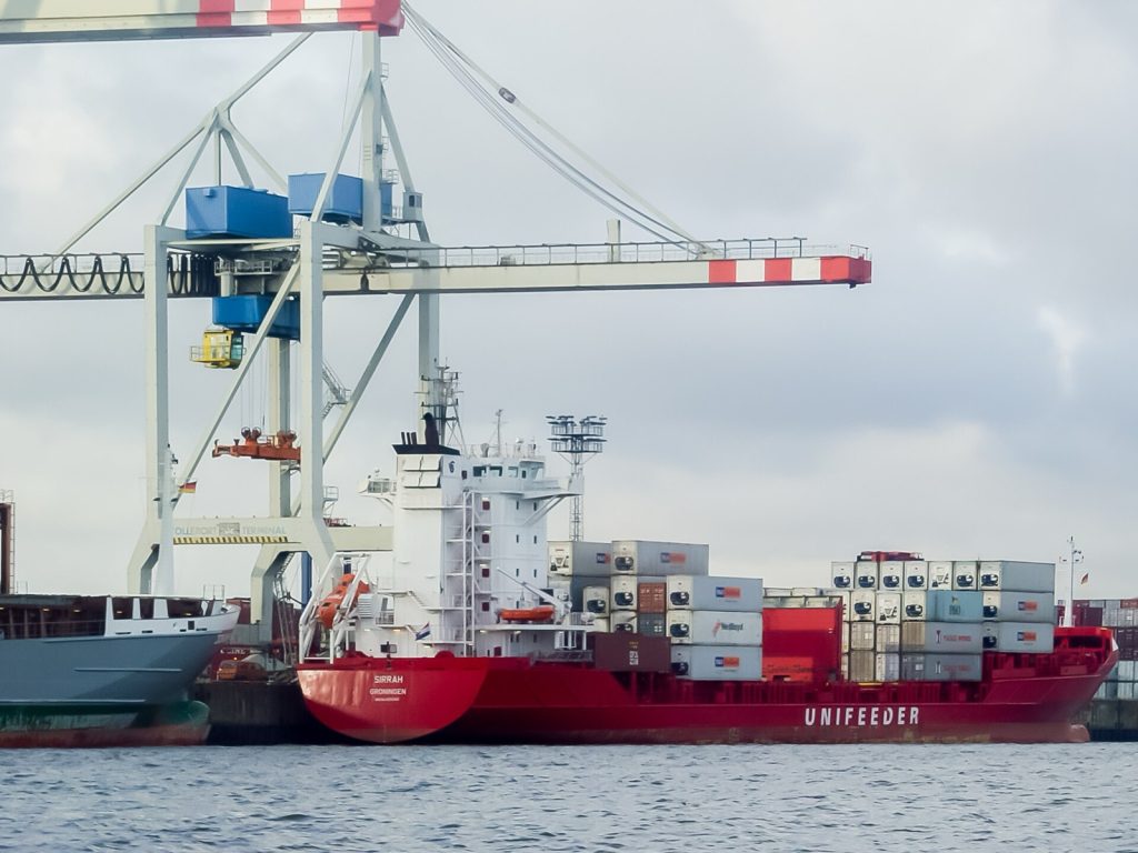 货柜船，Container ship Sirrah, IMO 9255402, Unifeeder at container terminal Tollerot, po