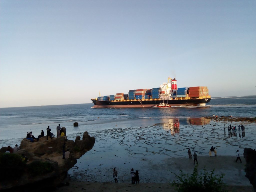 货柜船,Container ship exiting Mombasa port, Kenya 01.jpg