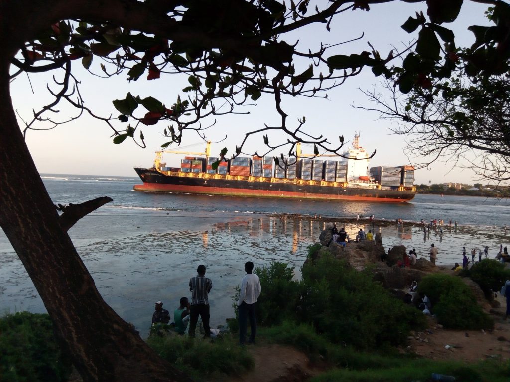 货柜船，Container ship exiting Mombasa port.jpg