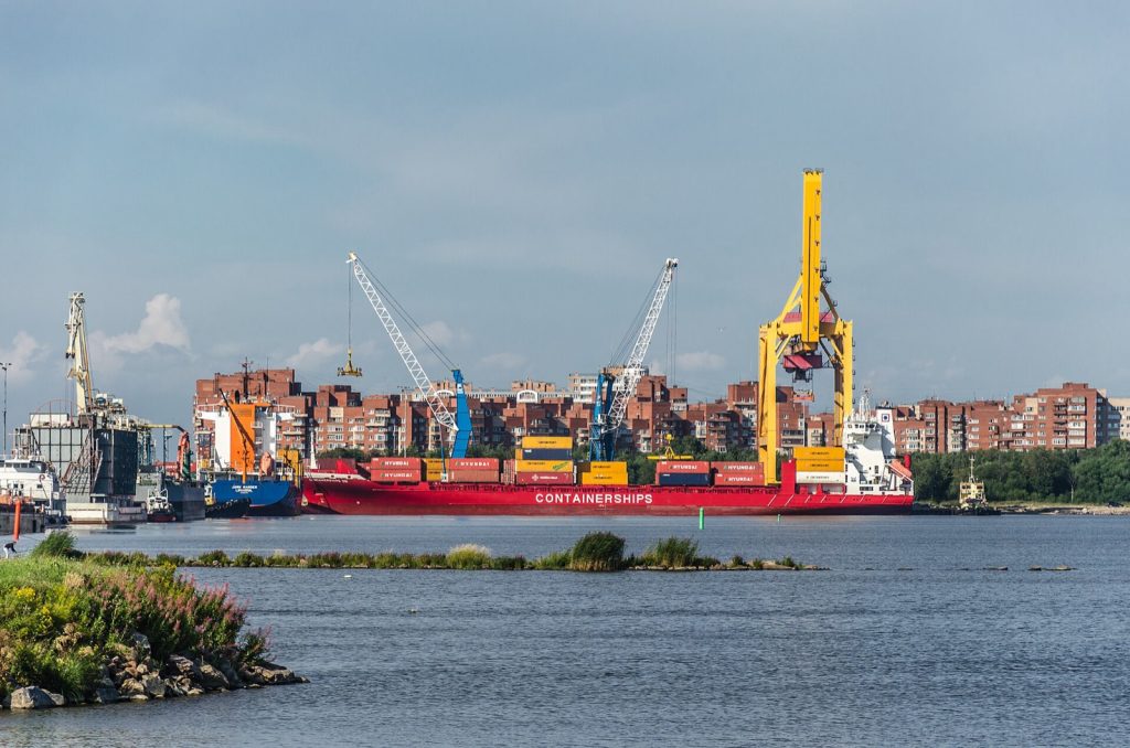 货柜船,Container ship in Kronstadt.jpg