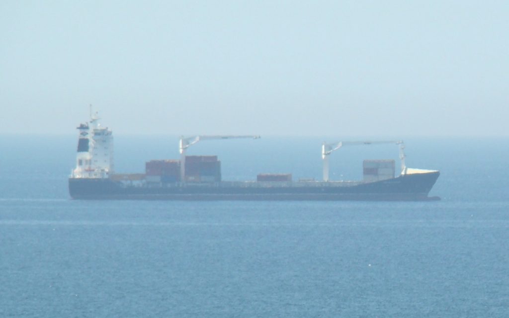 货柜船,Container ship in Tripoli 20100716.jpg
