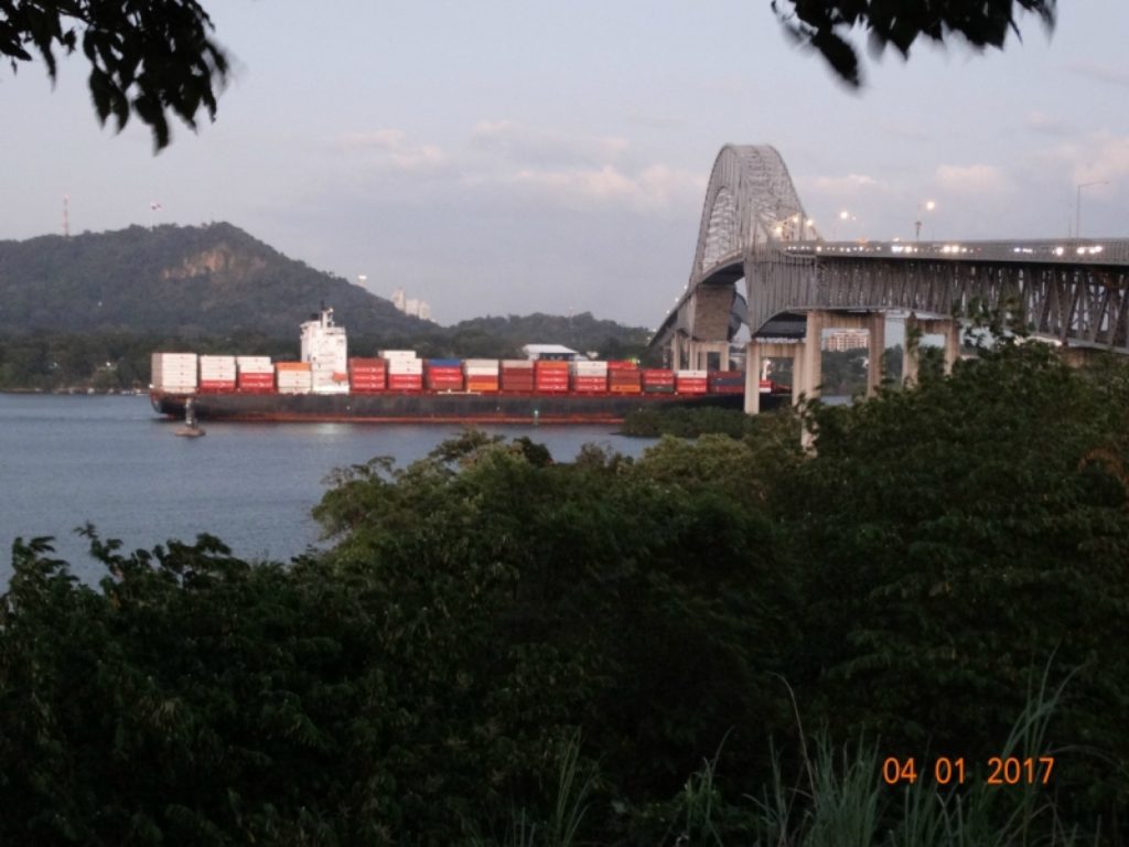 货柜船，Container ship passing the channel.jpg