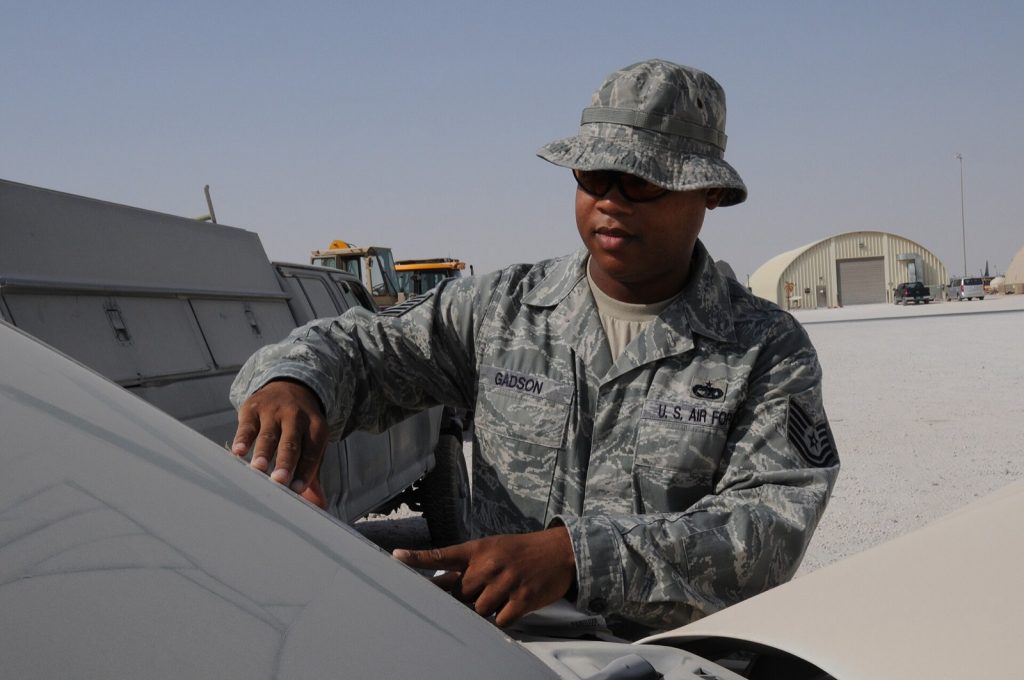 货柜装卸,Airman uses forklift to load equipment DVIDS217540.jpg