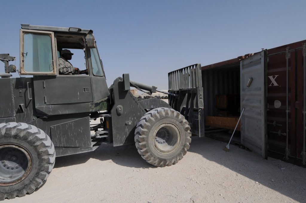 货柜装卸，Airman uses forklift to load equipment DVIDS217542.jpg