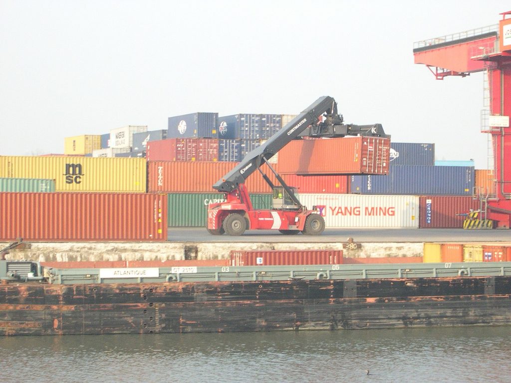 货柜装卸，Container forklift.jpg