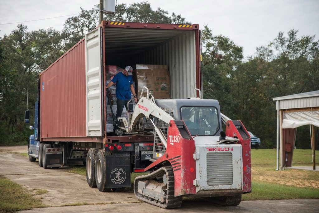 货柜装卸,Loading with crawler type forklift No,2.jpg