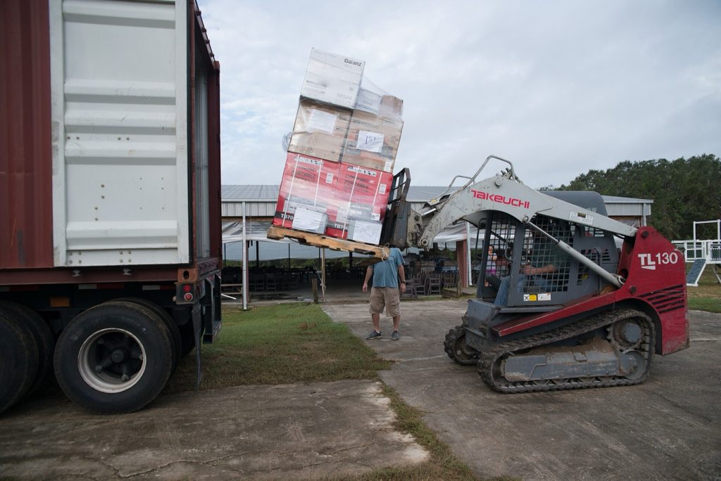 货柜装卸,Loading with crawler type forklift No,3.jpg