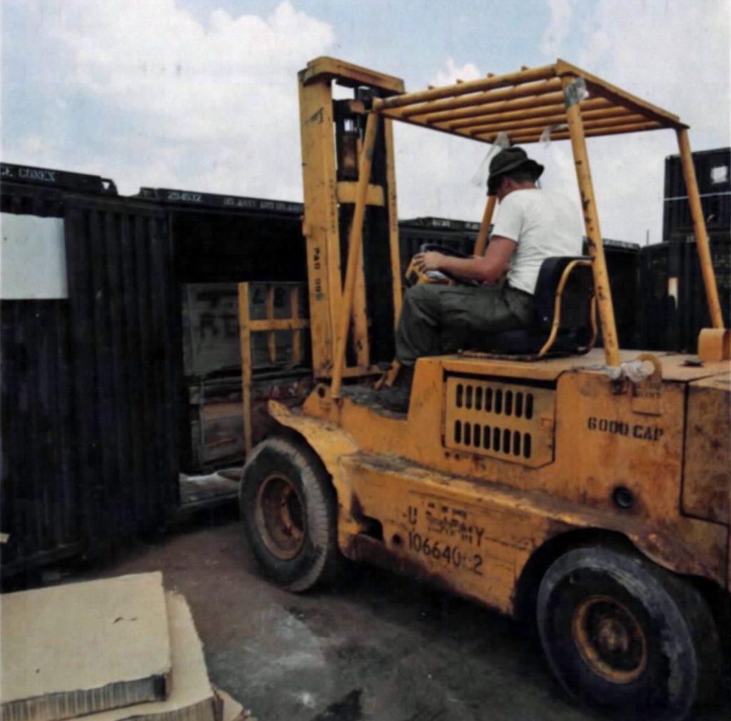 货柜装卸，Soldier uses a forklift to load a Conex at Keystone Supply Depot, Long Binh.jpg